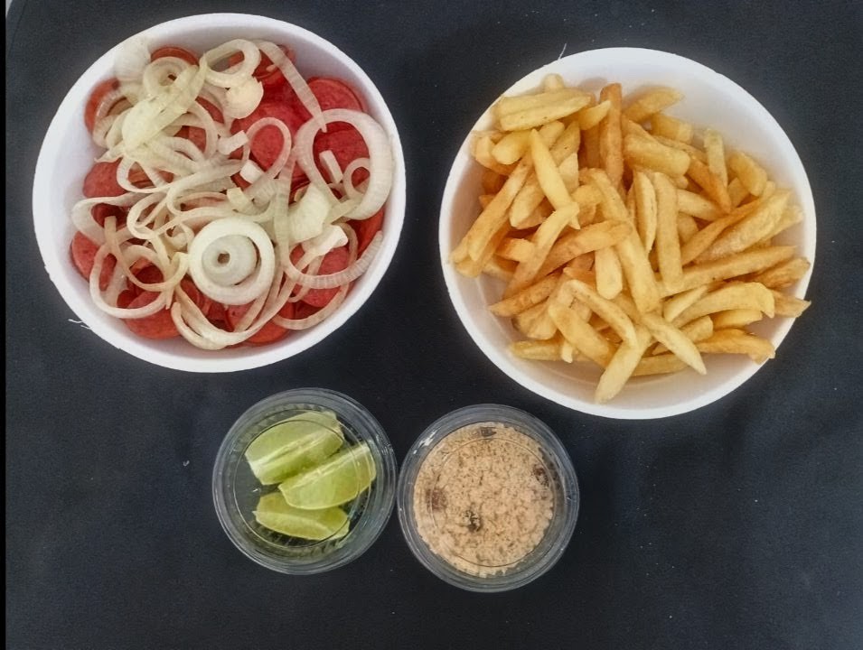 Linguiça calabresa acebolada com batata frita